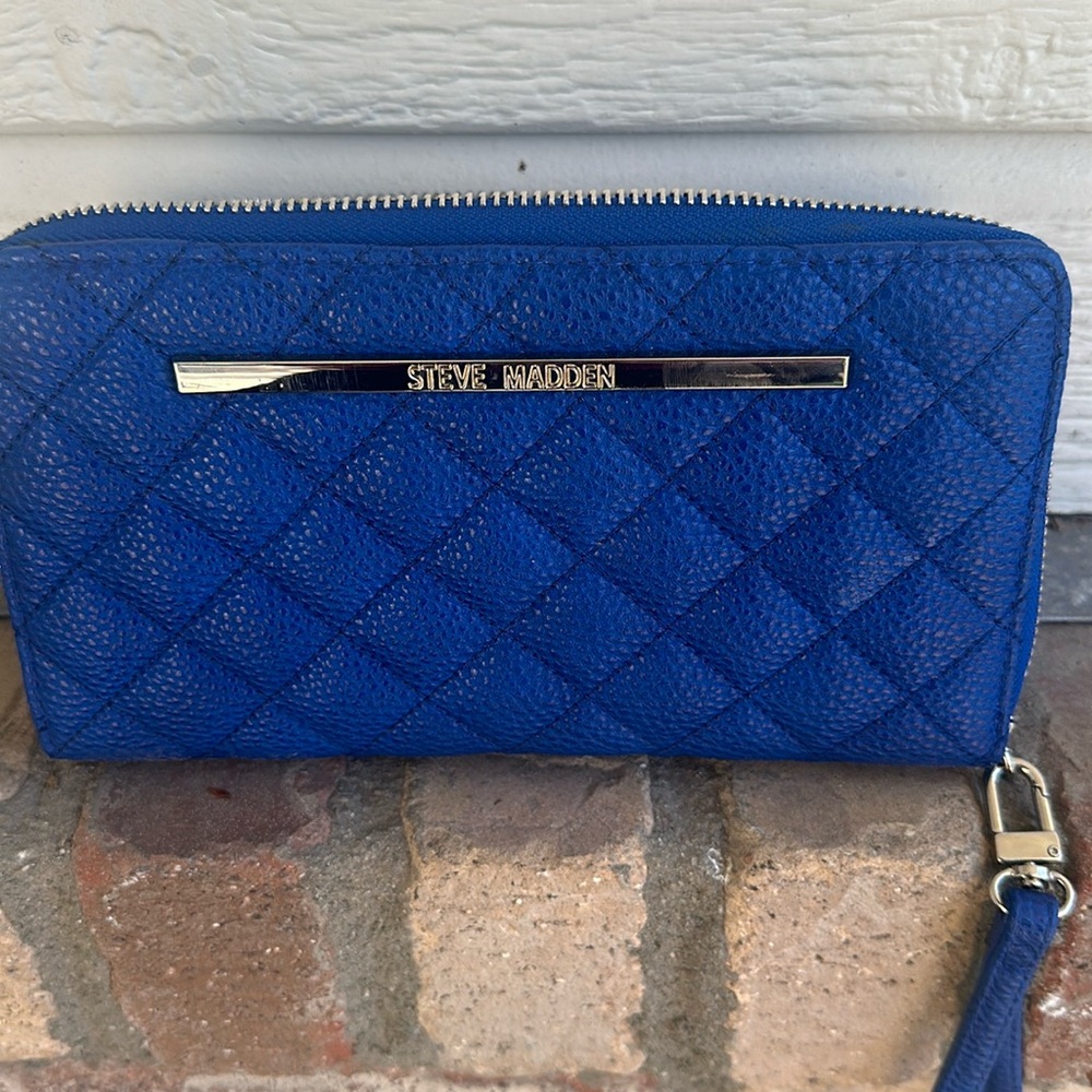 STEVE  MADDEN NAVY BLUE WALLET WITH ZIPPER AROUND LITTLE CALLOUT INSIDE